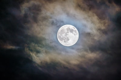 满月和灰色云层在夜间
